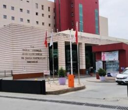 Hamile kadın, önce polis zoruyla kocasını hastaneden kovdurdu sonra doğumhaneye gitti