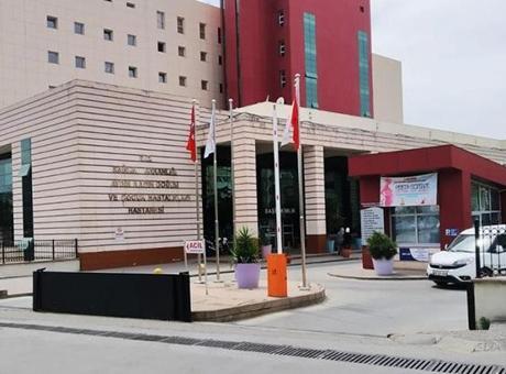 Hamile kadın, önce polis zoruyla kocasını hastaneden kovdurdu sonra doğumhaneye gitti
