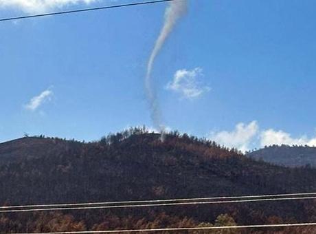 Hatay’da geçen ay yanan ormanda bu kez hortum çıktı! O anlar kameralara yansıdı