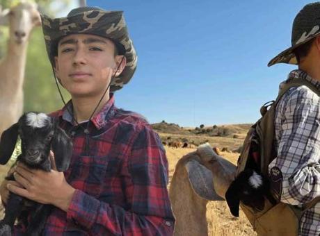 Herkes onu sırt çantasında taşıdığı oğlakla tanıdı! O çobandan yürek ısıtan davet