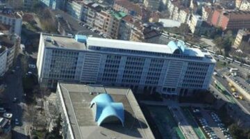 İBB’ye yönelik yolsuzluk soruşturmalarında tutuklananların yakınlarından basın açıklaması