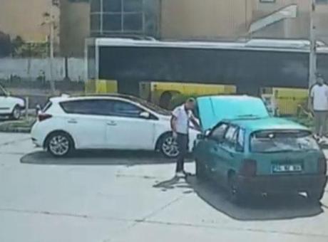 İETT otobüsünden kopan parça istasyondakilerin üzerine savruldu