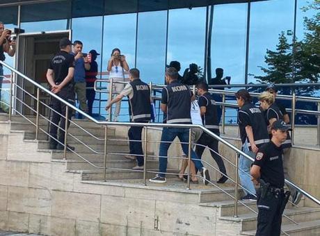 ‘İndirimli Tatil’ vaadiyle 300 kişiyi dolandıran çift yakalandı