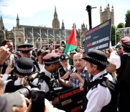 İngiltere’de ‘Palestine Action’ üyelerinin eylemine polisten sert müdahale!
