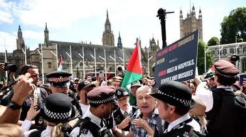 İngiltere’de ‘Palestine Action’ üyelerinin eylemine polisten sert müdahale!