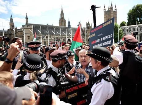 İngiltere’de ‘Palestine Action’ üyelerinin eylemine polisten sert müdahale!