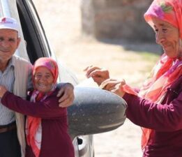 İşitme engelli çiftin yaşam azmi! Ürettikleri ürünleri yazdıkları kağıtlarla turistlere satıyor