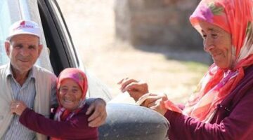 İşitme engelli çiftin yaşam azmi! Ürettikleri ürünleri yazdıkları kağıtlarla turistlere satıyor