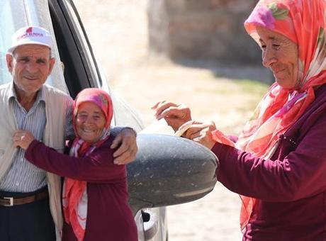 İşitme engelli çiftin yaşam azmi! Ürettikleri ürünleri yazdıkları kağıtlarla turistlere satıyor