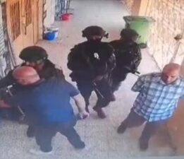 İsrail, Batı Şeria’da okulları bastı, öğretmenleri darbetti!