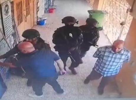 İsrail, Batı Şeria’da okulları bastı, öğretmenleri darbetti!