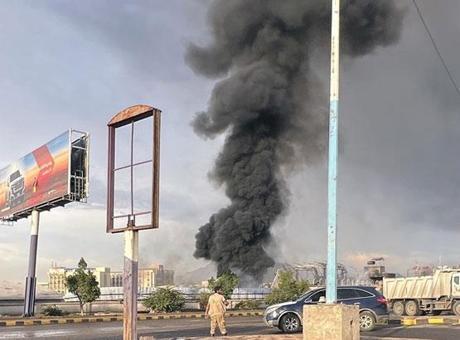 İsrail’den Yemen’e hava saldırısı: Başkent Sana karanlığa gömüldü