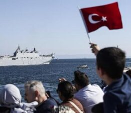 İstanbul Boğazı’ndaki geçit törenine vatandaşlardan yoğun ilgi! ‘Gurur verici’