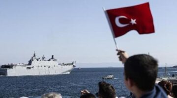 İstanbul Boğazı’ndaki geçit törenine vatandaşlardan yoğun ilgi! ‘Gurur verici’
