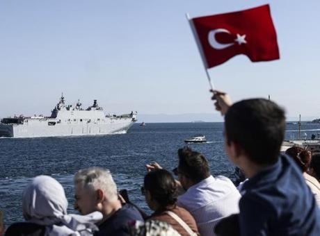 İstanbul Boğazı’ndaki geçit törenine vatandaşlardan yoğun ilgi! ‘Gurur verici’