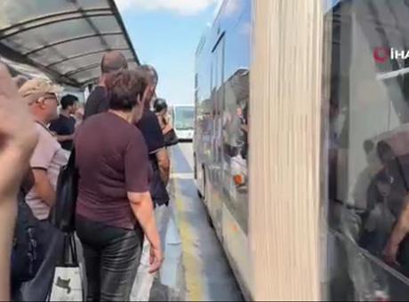 İstanbul Cevizlibağ’da metrobüs arızası yaşandı