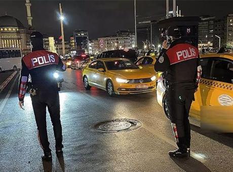 İstanbul polisi ‘huzur’ uygulaması gerçekleştirdi! Tek tek kontrol edildi