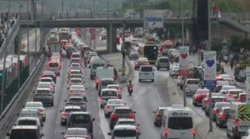 İstanbul’da trafik durma noktasına geldi! İBB verilerine göre yoğunluk yüzde 74’e ulaştı