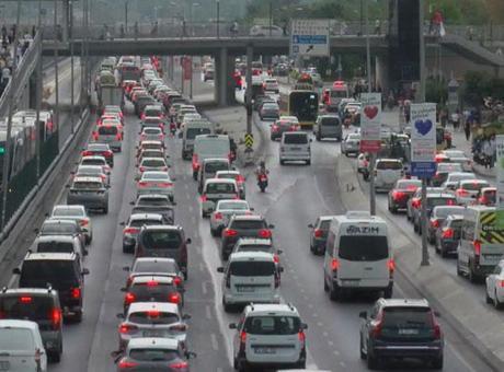 İstanbul’da trafik durma noktasına geldi! İBB verilerine göre yoğunluk yüzde 74’e ulaştı