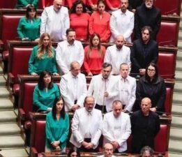 İtalya Parlamentosu’nda protesto: Filistin bayrağının renginde kıyafetler giydiler!
