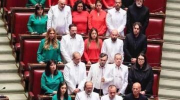 İtalya Parlamentosu’nda protesto: Filistin bayrağının renginde kıyafetler giydiler!