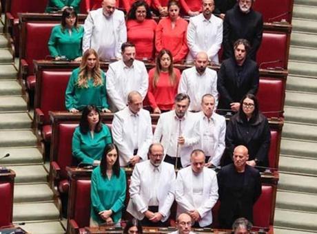 İtalya Parlamentosu’nda protesto: Filistin bayrağının renginde kıyafetler giydiler!