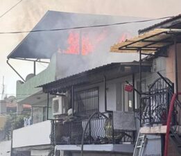 İzmir’de hurdalıkta başlayan yangın çevredeki evlere sıçradı!