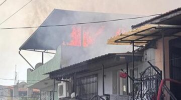 İzmir’de hurdalıkta başlayan yangın çevredeki evlere sıçradı!