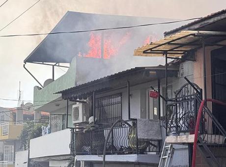 İzmir’de hurdalıkta başlayan yangın çevredeki evlere sıçradı!