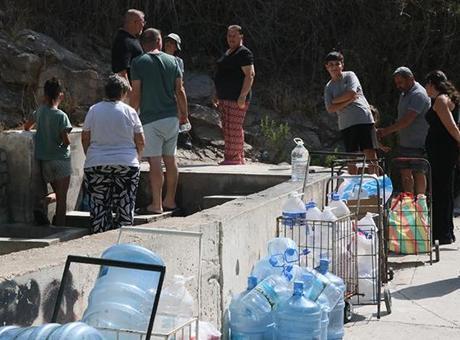 İzmir’de su kesintisi! Çiğli’de bazı vatandaşlar çeşmede kuyruk oluşturdu