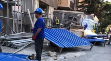 Kadıköy’de korku dolu anlar! Savrulan demir pano yolda yürüyen kadına çarptı