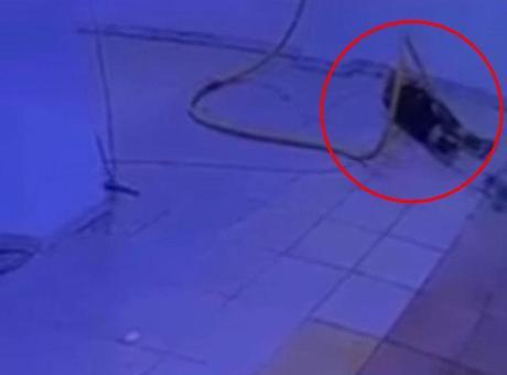 Kahreden görüntü! Akıma kapılan kapıcının feci ölümü sitenin güvenlik kamerasında