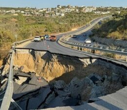Kara yolu bir anda çöktü! Söke-Kuşadası yolu ulaşıma kapatıldı