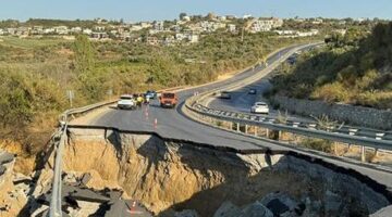 Kara yolu bir anda çöktü! Söke-Kuşadası yolu ulaşıma kapatıldı