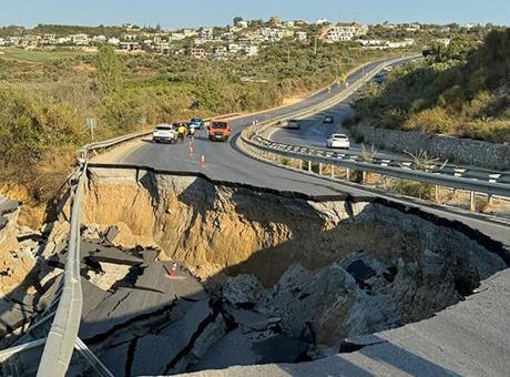 Kara yolu bir anda çöktü! Söke-Kuşadası yolu ulaşıma kapatıldı
