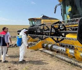 Kars’a gelen biçerdöverler, şap tedbirleri kapsamında dezenfekte edildikten sonra hasada başlıyor