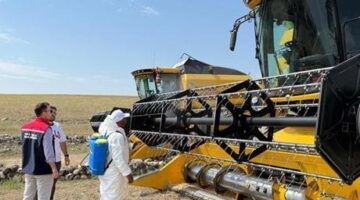 Kars’a gelen biçerdöverler, şap tedbirleri kapsamında dezenfekte edildikten sonra hasada başlıyor