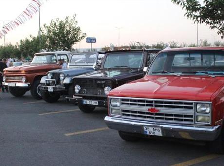 Kayseri’de klasik otomobiller büyük ilgi gördü