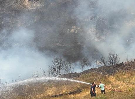 Kocaeli’de otluk alanda yangın! Alevler evlere sıçradı