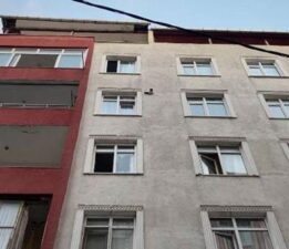 Küçükçekmece’de dehşet: Ailesini rehin aldı polisleri görünce camdan atladı