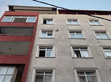 Küçükçekmece’de dehşet: Ailesini rehin aldı polisleri görünce camdan atladı