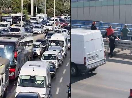 Küçükçekmece’de üst geçitte intihar girişimi! Kilometrelerce araç kuyruğu oluştu