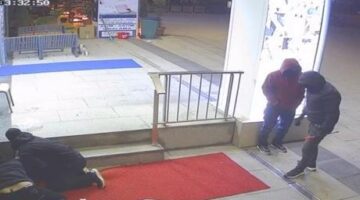 Kuyumcuyu soymaya kalktılar birbirlerine ‘kasa yok’ diye bağırdılar