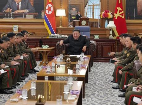 Kuzey Kore lideri Kim, Kursk’tan dönen komutanlarla bir araya geldi!