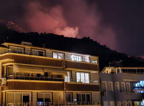 Marmara Adası’nda orman yangını! Ekiplerin alevlerle mücadelesi sürüyor
