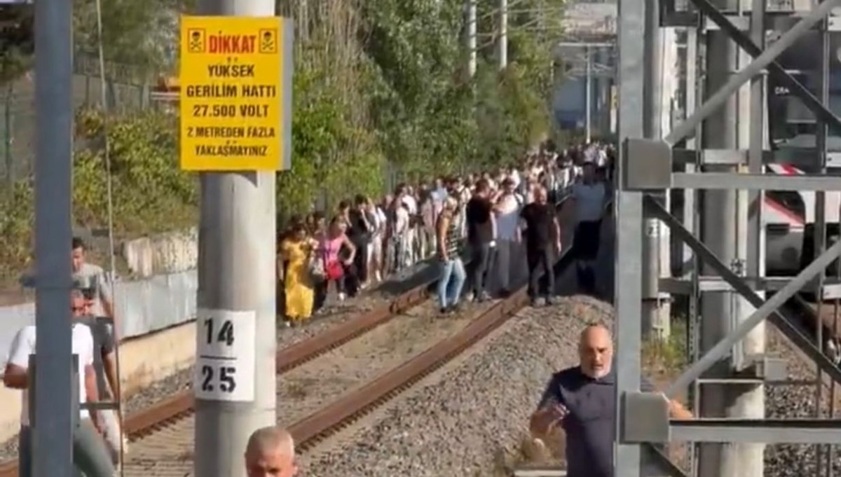 Marmaray’da raylara ağaç devrildi, yolcular inip yürüdü
