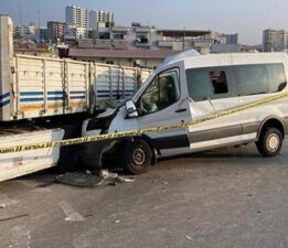 Mersin yolunda facia! Sürücü uyudu, yurt çocuklarını taşıyan minibüs kaza yaptı: 2 ölü, 10 yaralı