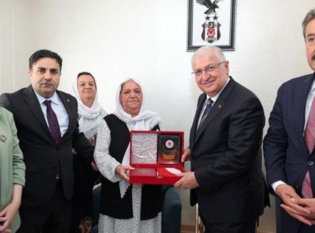 Milli Savunma Bakanı Yaşar Güler, Şırnak’ta şehit ailesini ziyaret etti.