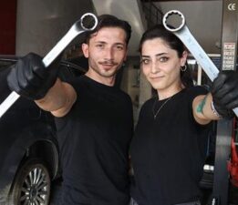 Motor tamircisi eleman bulamadı! Eşini yanına alıp usta olarak yetiştirdi