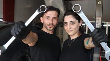 Motor tamircisi eleman bulamadı! Eşini yanına alıp usta olarak yetiştirdi